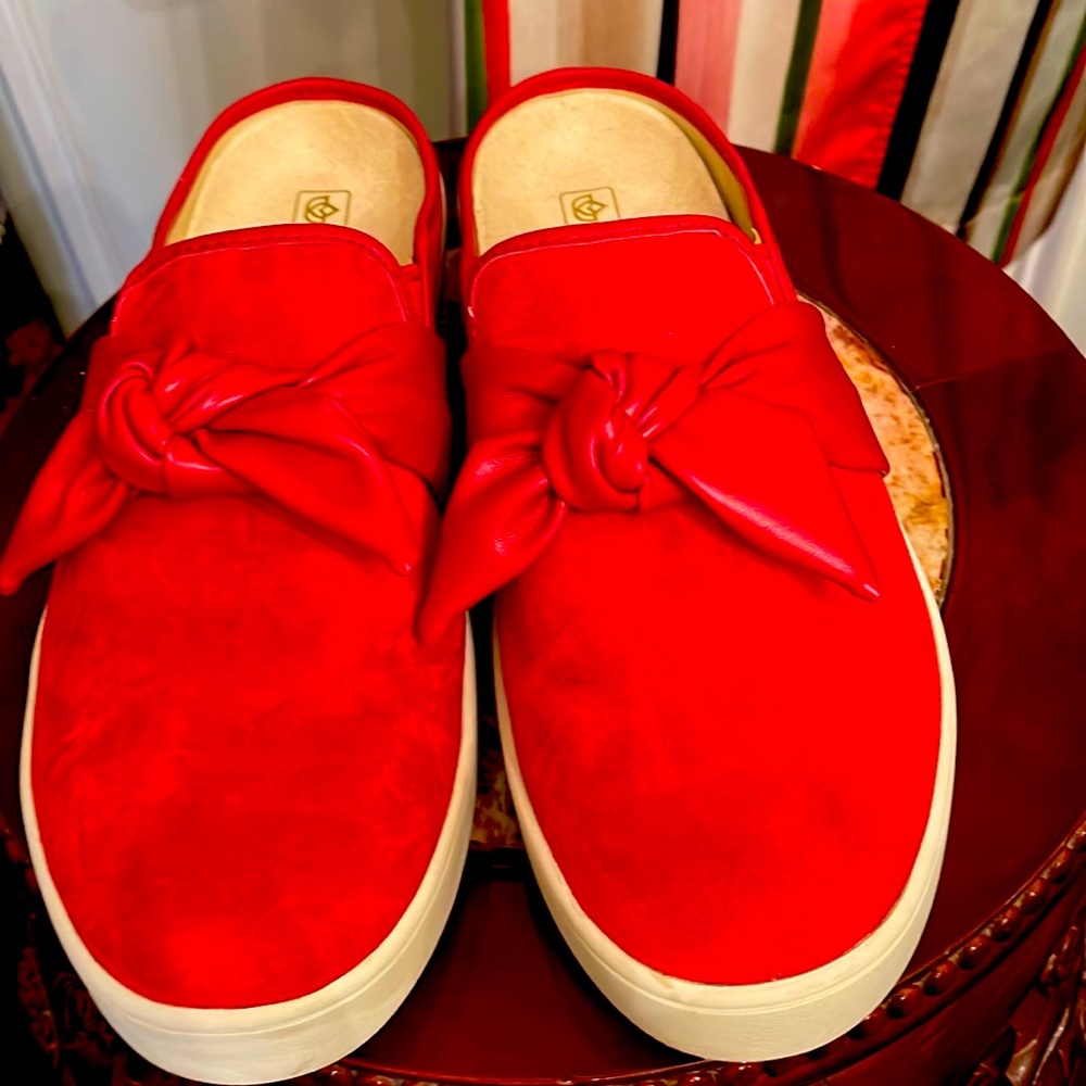 Spence Celine great condition pre owned color red with bow on top size 12.